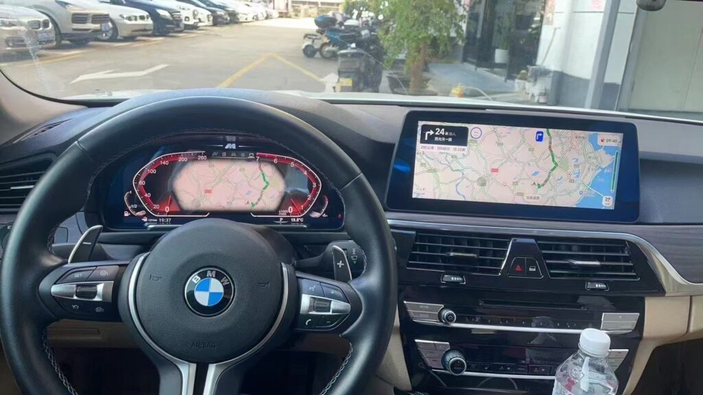 مجموعة العدادات الرقمية لـ BMW F32 مثبتة في موضع لوحة القيادة الأصلية