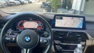 مجموعة العدادات الرقمية لـ BMW F32 مثبتة في موضع لوحة القيادة الأصلية